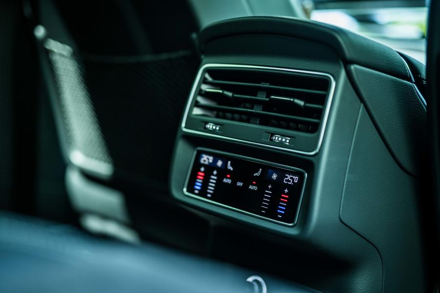 Детали интерьера Audi Q8 55 TFSI Quattro S-Line 2019 года  (JP) (фото 28 из 37)
